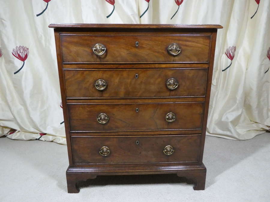 Small Georgian mahogany chest of drawers