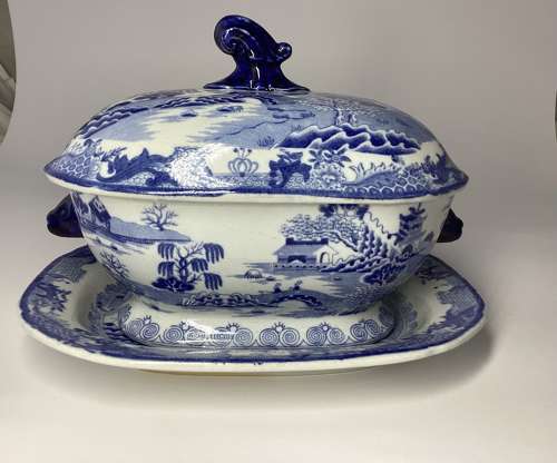 Mason’s chinoiserie sauce tureen and stand