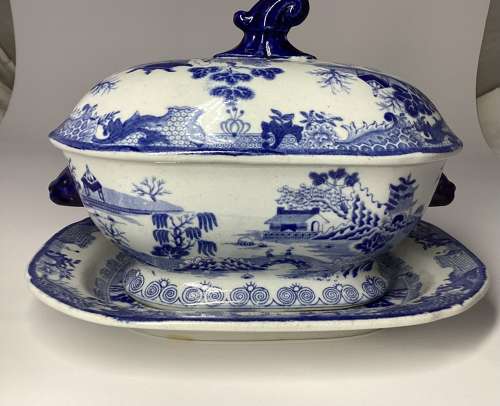 Mason’s chinoiserie sauce tureen and stand
