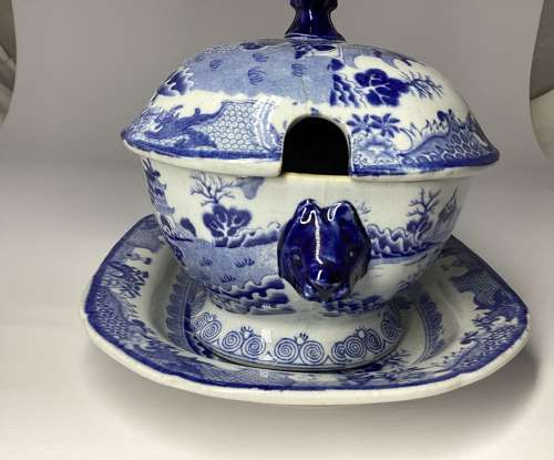 Mason’s chinoiserie sauce tureen and stand