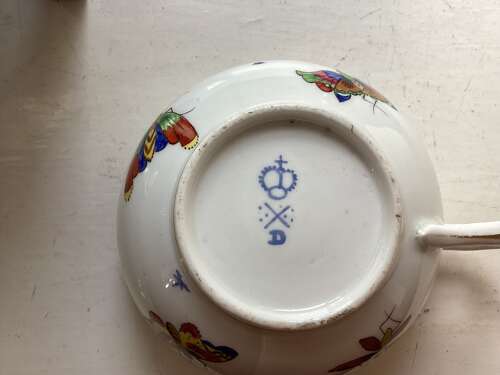 19TH CENTURY DERBY STYLE PORCELAIN TEA CUP AND SAUCER