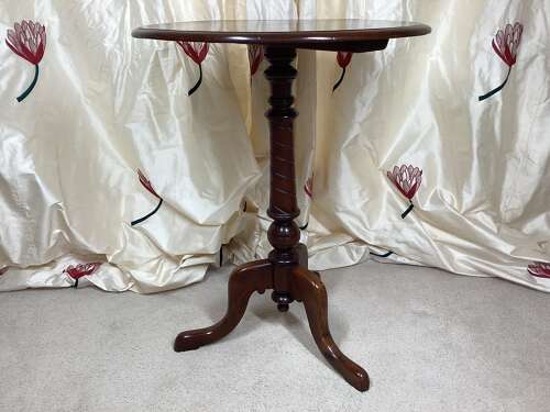 19TH CENTURY MAHOGANY TRIPOD TABLE