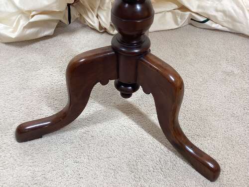 19TH CENTURY MAHOGANY TRIPOD TABLE