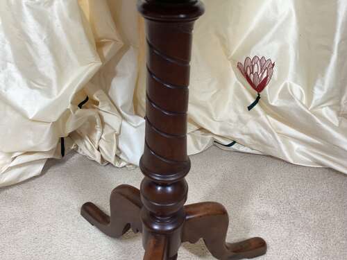 19TH CENTURY MAHOGANY TRIPOD TABLE