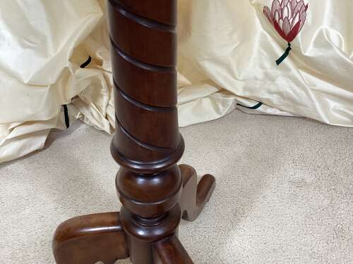 19TH CENTURY MAHOGANY TRIPOD TABLE
