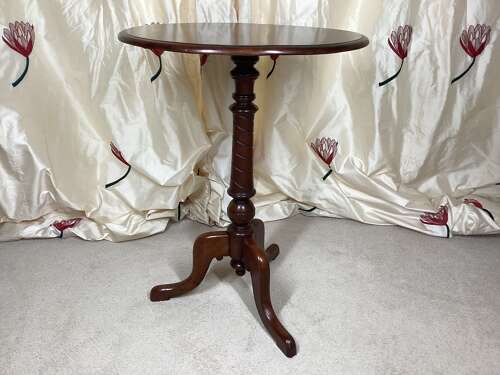 19TH CENTURY MAHOGANY TRIPOD TABLE