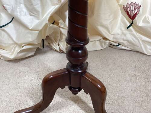 19TH CENTURY MAHOGANY TRIPOD TABLE