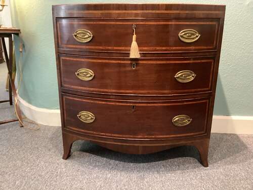 SMALL GEORGIAN MAHOGANY BOW FRONT CHEST