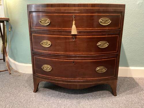 SMALL GEORGIAN MAHOGANY BOW FRONT CHEST