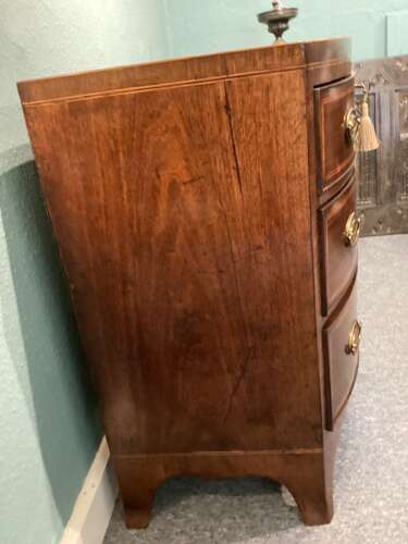 SMALL GEORGIAN MAHOGANY BOW FRONT CHEST