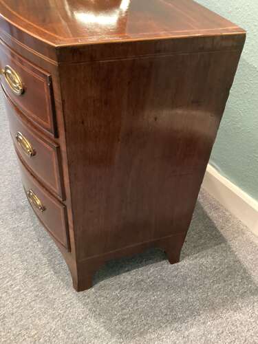 SMALL GEORGIAN MAHOGANY BOW FRONT CHEST