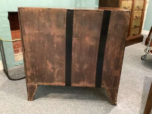 SMALL GEORGIAN MAHOGANY BOW FRONT CHEST