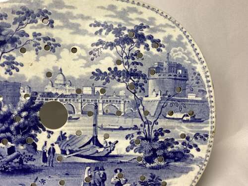 EARLY 19TH CENTURY BLUE AND WHITE DRAINER