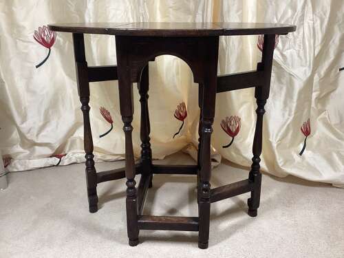 17TH CENTURY SMALL OAK GATE LEG TABLE