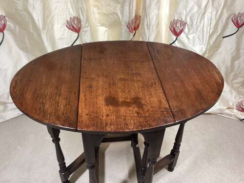 17TH CENTURY SMALL OAK GATE LEG TABLE