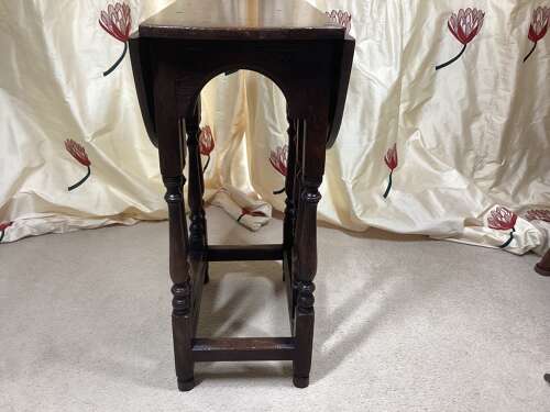 17TH CENTURY SMALL OAK GATE LEG TABLE