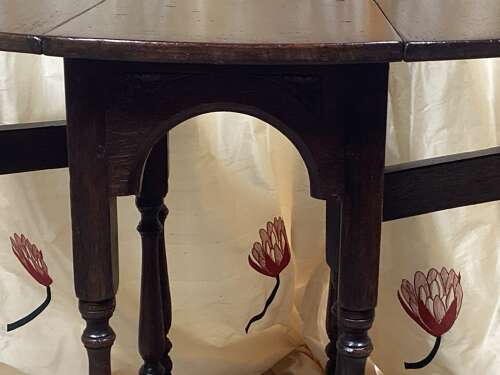 17TH CENTURY SMALL OAK GATE LEG TABLE