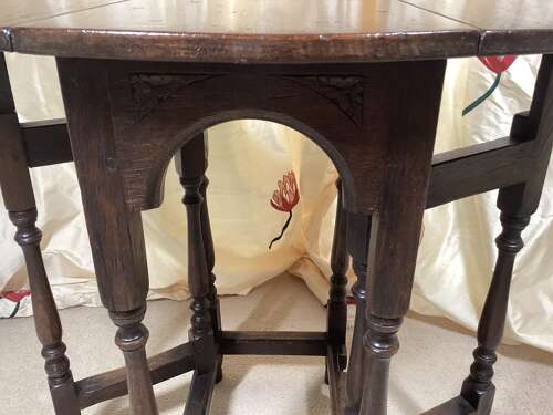 17TH CENTURY SMALL OAK GATE LEG TABLE