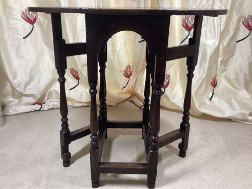 17TH CENTURY SMALL OAK GATE LEG TABLE