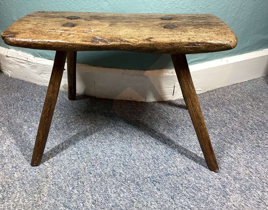 19TH CENTURY PRIMITIVE POULTRY STOOL